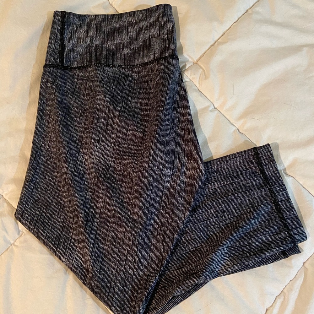 Lululemon Black/White Capris